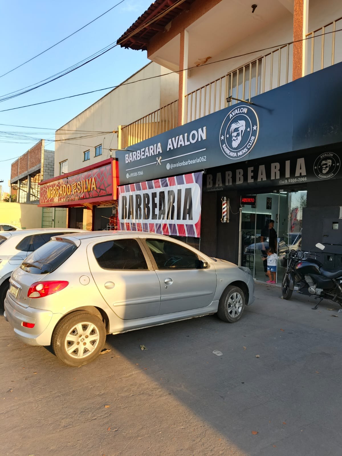 Fachada da Avalon Barbearia com vagas de estacionamento em frente